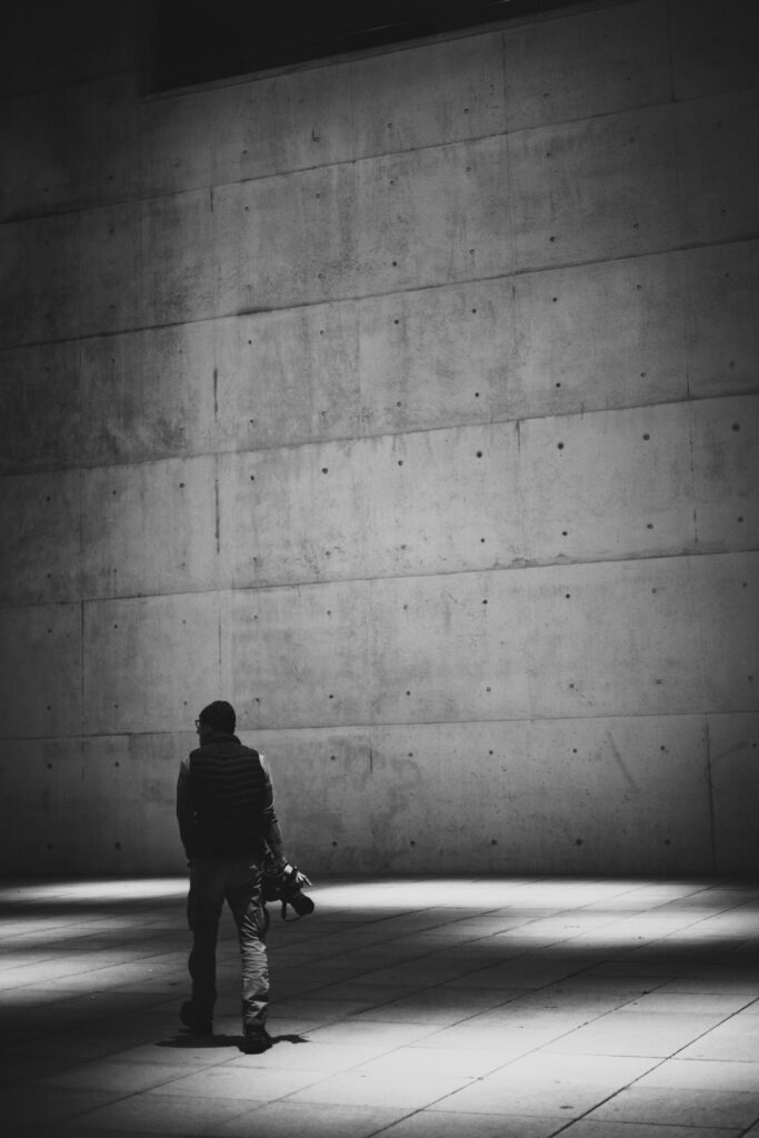 mann steht vor einer betonwand