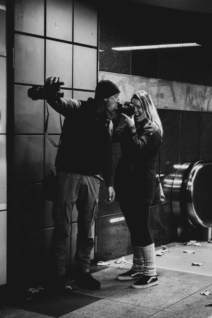 paar macht ein foto zusammen.