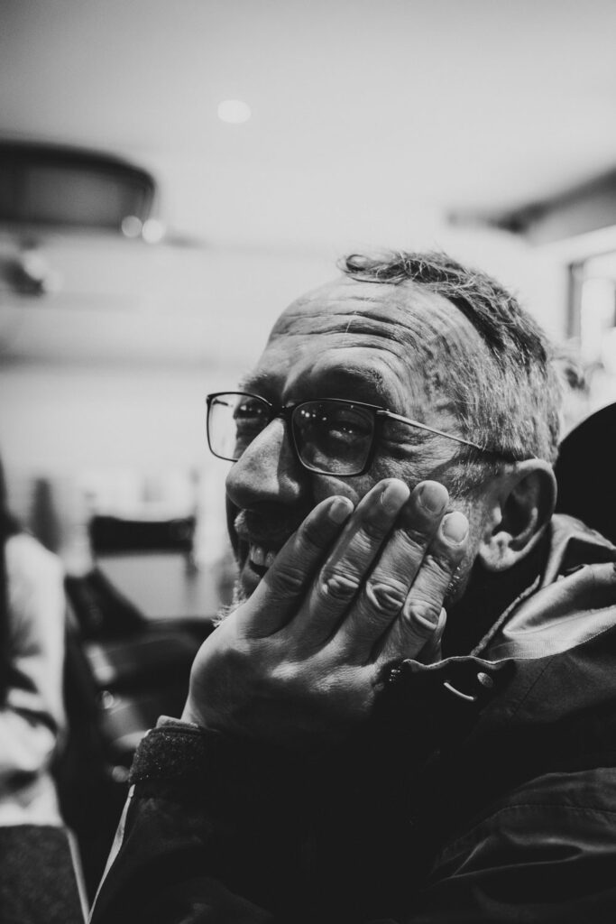 mann in einem café, nachdenklich.